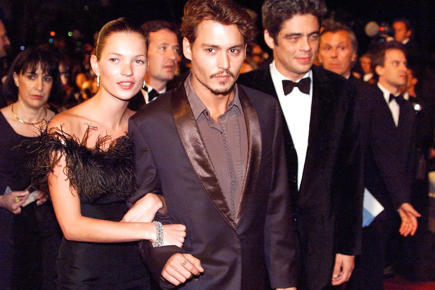 Kate Moss og JOhnny Depp, da de dannede par (og skuespiller Benicio Del Toro lige bag dem t.h.). (Arkivfoto).