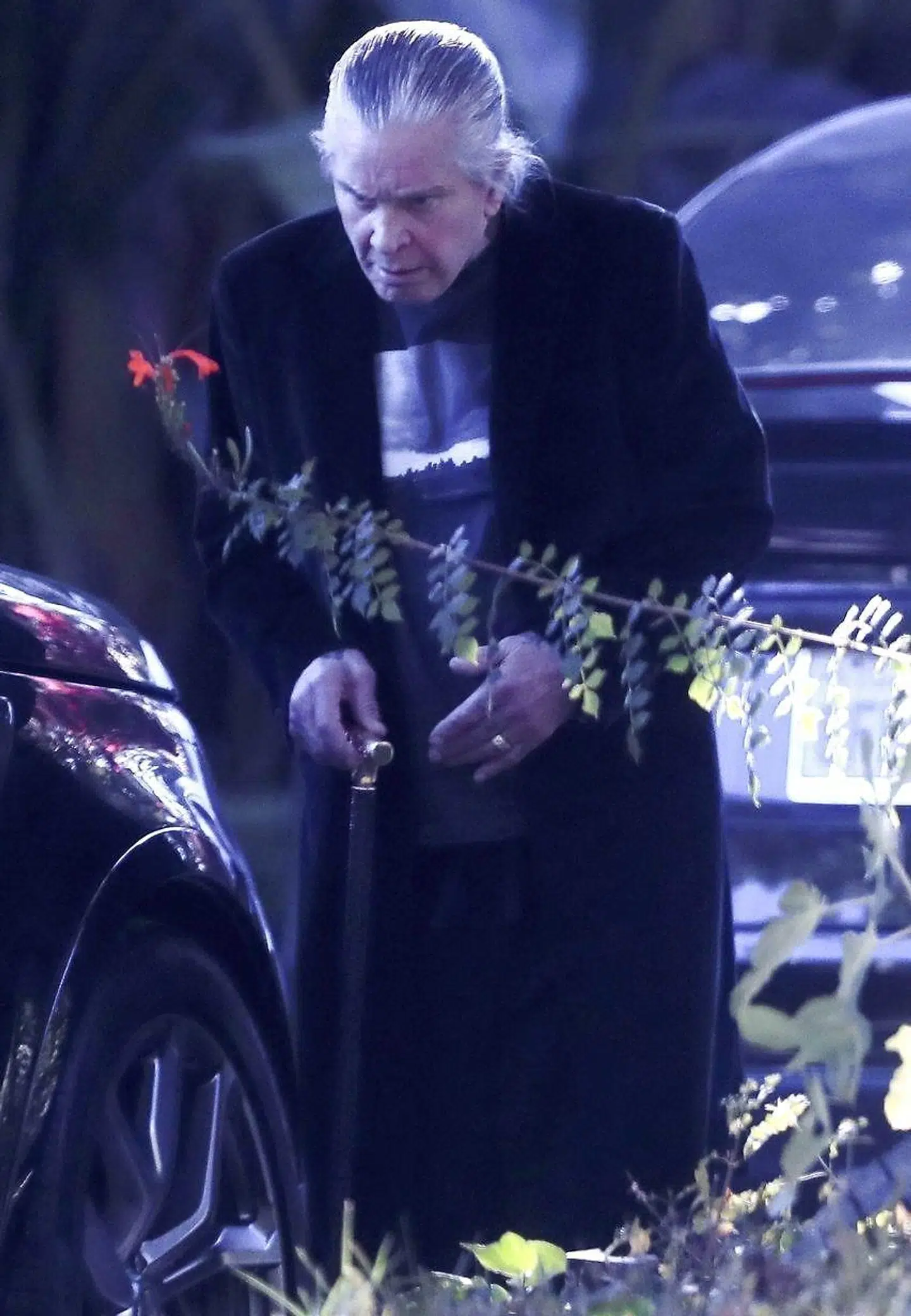Ozzy Osbourne med stok fanget af en paparazzo for nylig.