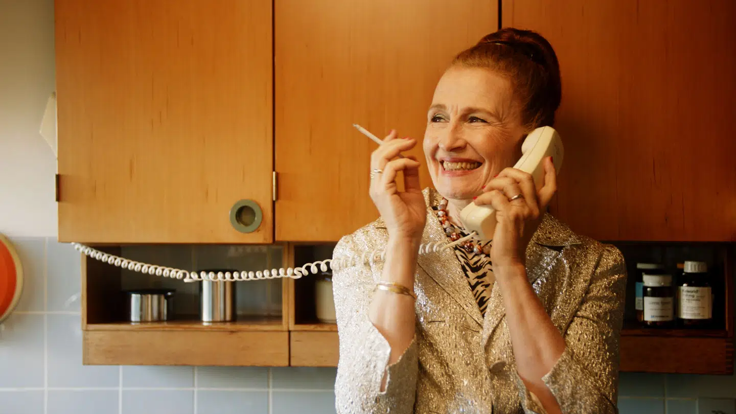 I DR2's adventsserie 'Jul med Trines mor' giver Bodil Jørgensen den som vanlig gas i rollen.