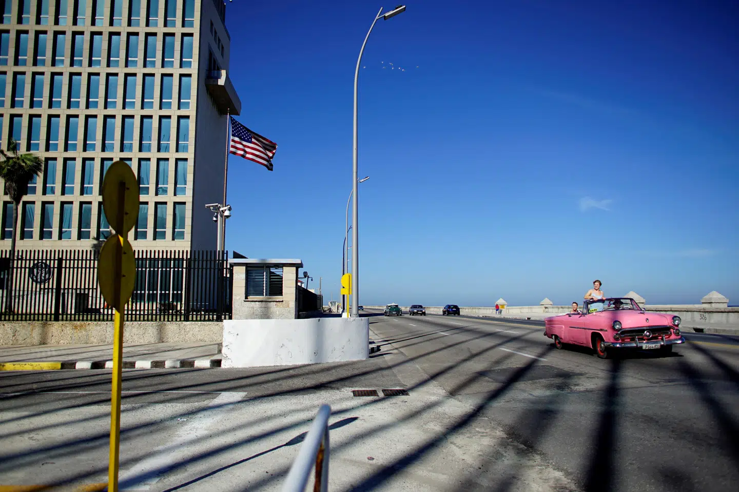 Turister kører i en gammel forbi USA's ambassade i Cuba. Alexandre Meneghini/Reuters