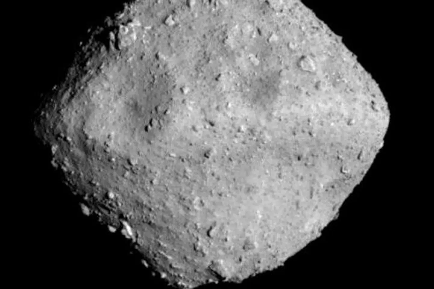 Prøver fra asteroiden Ryugu (foto) er natten til søndag bragt tilbage til Jorden. Det skete i en rumkapsel, som planmæssigt dalede ned i et øde område i Australien. Prøverne er indsamlet af den japanske rumsonde Hayabusa2, der har tilbagelagt cirka 3,2 milliarder kilometer siden opsendelsen i 2014. Handout/Reuters