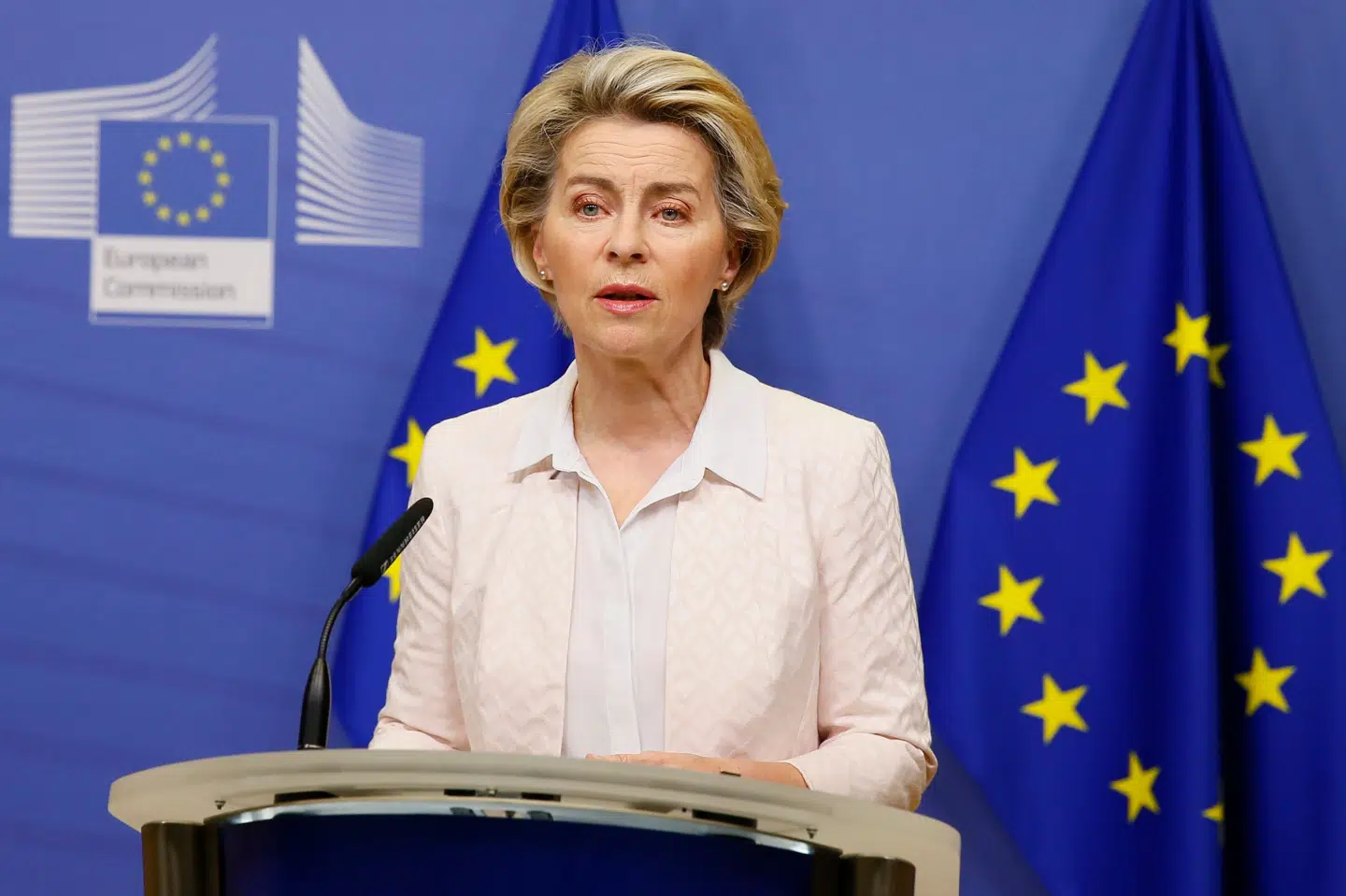 EU-Kommissionens formand, Ursula von der Leyen, gav lørdag klokken 19 en opdatering efter et telefonmøde med den britiske premierminister, Boris Johnson. Der er stadig flere store knaster i forhandlingerne om en handelsaftale mellem Storbritannien og EU, så mandag aften skal hun tale sammen med Johnson igen. Julien Warnand/Ritzau Scanpix