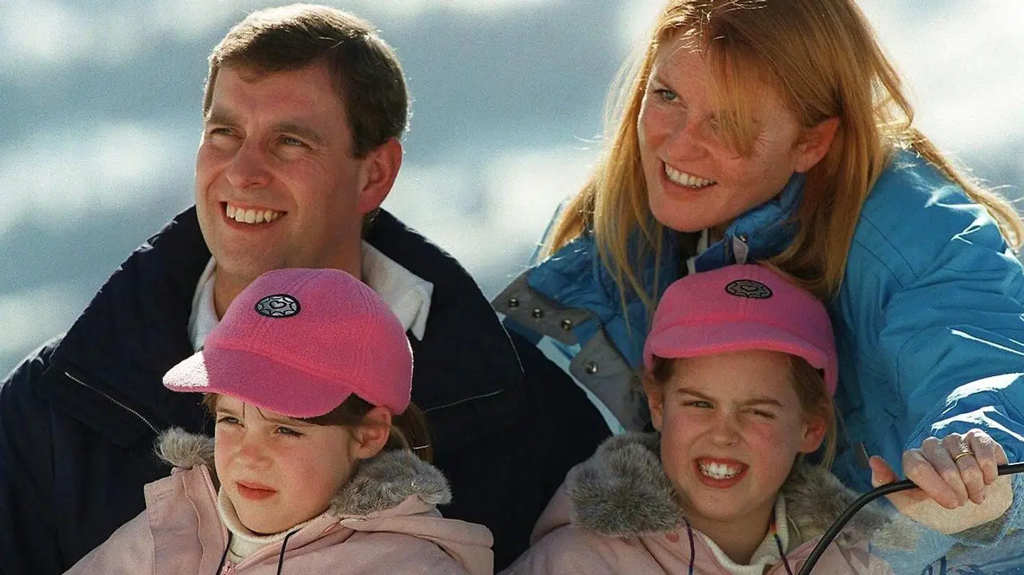 Hertuginde Sarah og prins Andrew bevarede det gode venskab efter deres skilsmisse. Her ses de på en skiferie i shweiziske Verbier sammen, da deres døtre var yngre. Det er velkendt, at parret havde en skihytte i området, som også den danske kronprinsfamilie er så begejstret for.