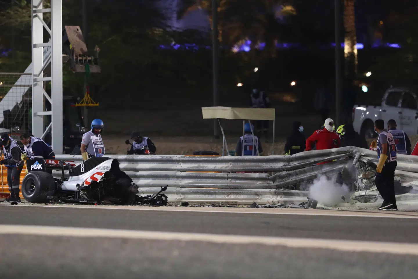 Grosjeans bil brækkede over i to dele ved påkørslen af autoværnet.