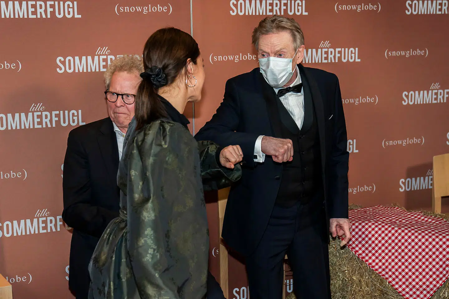 Sarah Grünewald, Søren Kragh-Jacobsen og Jesper Christensen på den røde løber ved gallapremiere på Søren Kragh-Jakobsens film 'Lille sommerfugl' i Imperial onsdag 2. december 2020. (Foto: Martin Sylvest)