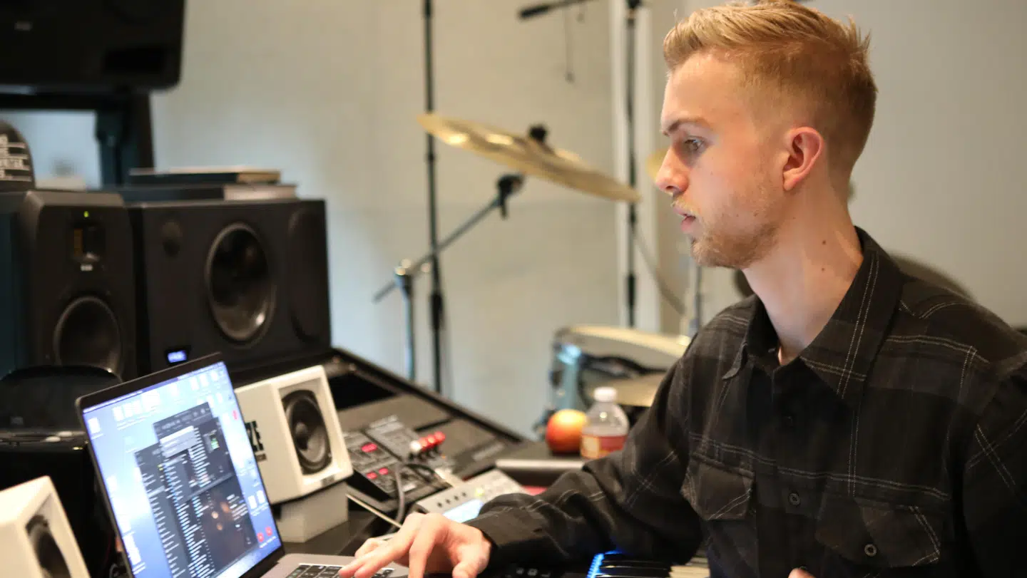 Oftest arbejder Anton Kühl-Jørgensen alene eller med andre sangskrivere og producere. Kun en sjælden gang imellem sidder han over for kunstneren selv.