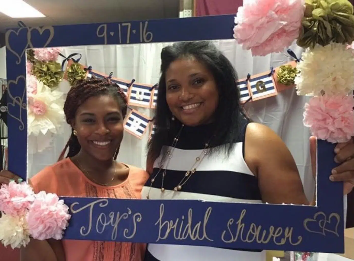 Her ses Toywa Moore Pitts (tv) med sin forsvundne lillesøster Tori (th).