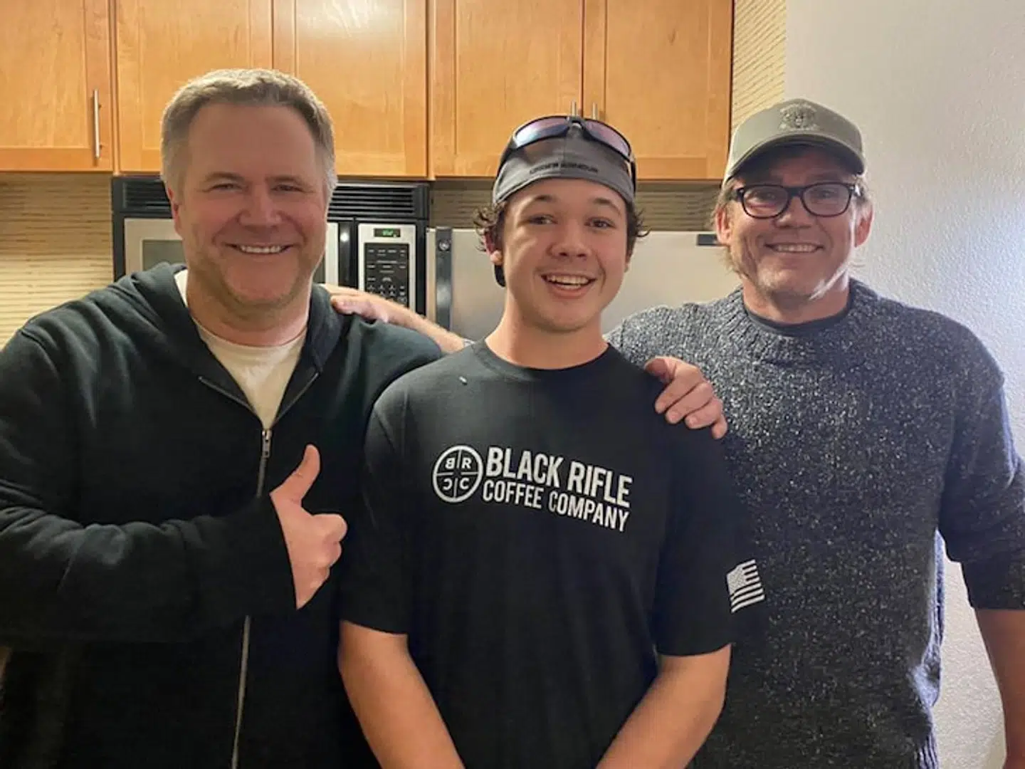 Kyle Rittenhouse i midten. Til højre er det skuespiller Ricky Schroder. Til venstre ses Kyle Ritttenhouse' advokat.