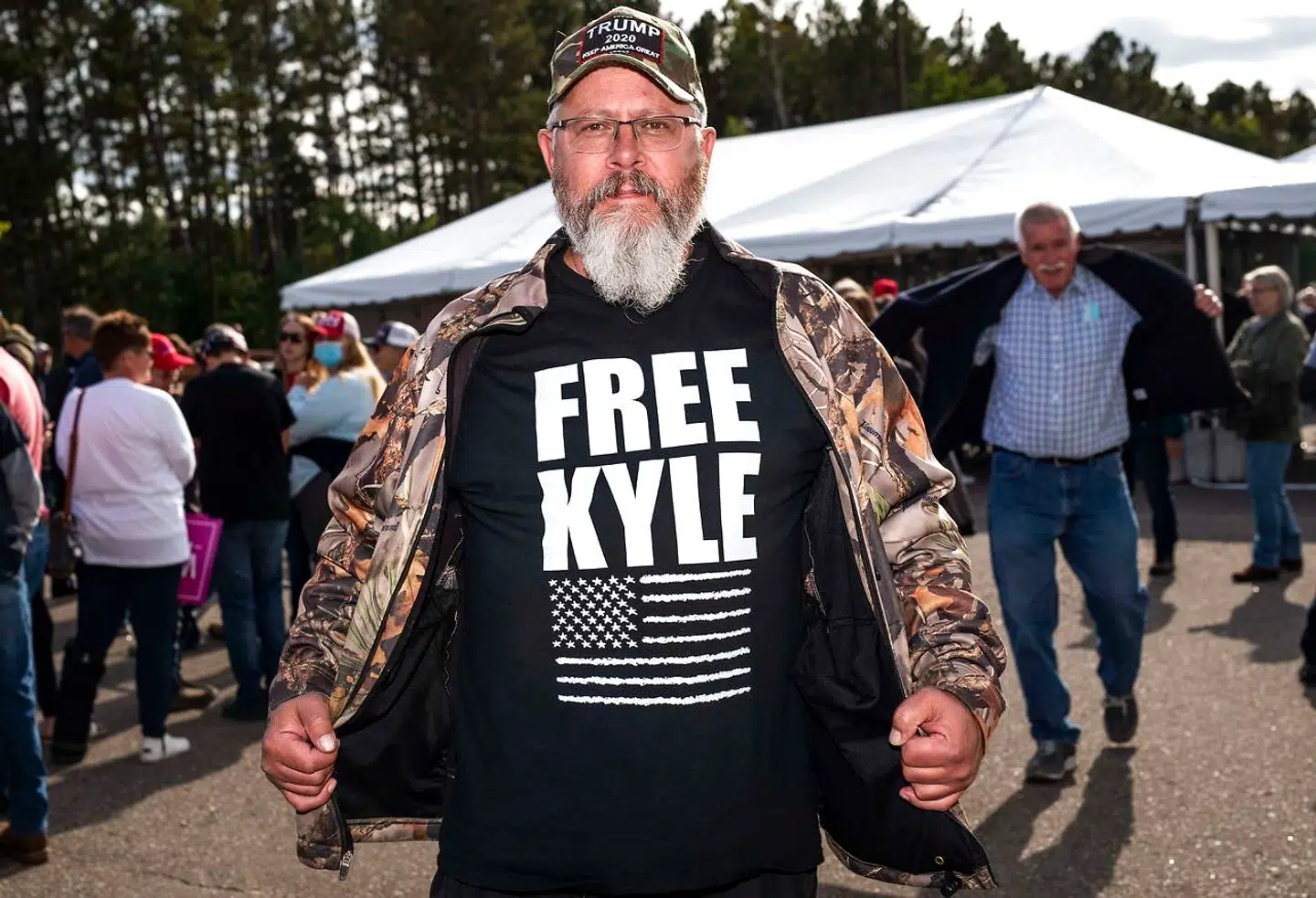 Amerikansk højreekstremiste demonstrerer for Kyle Rittenhouse.