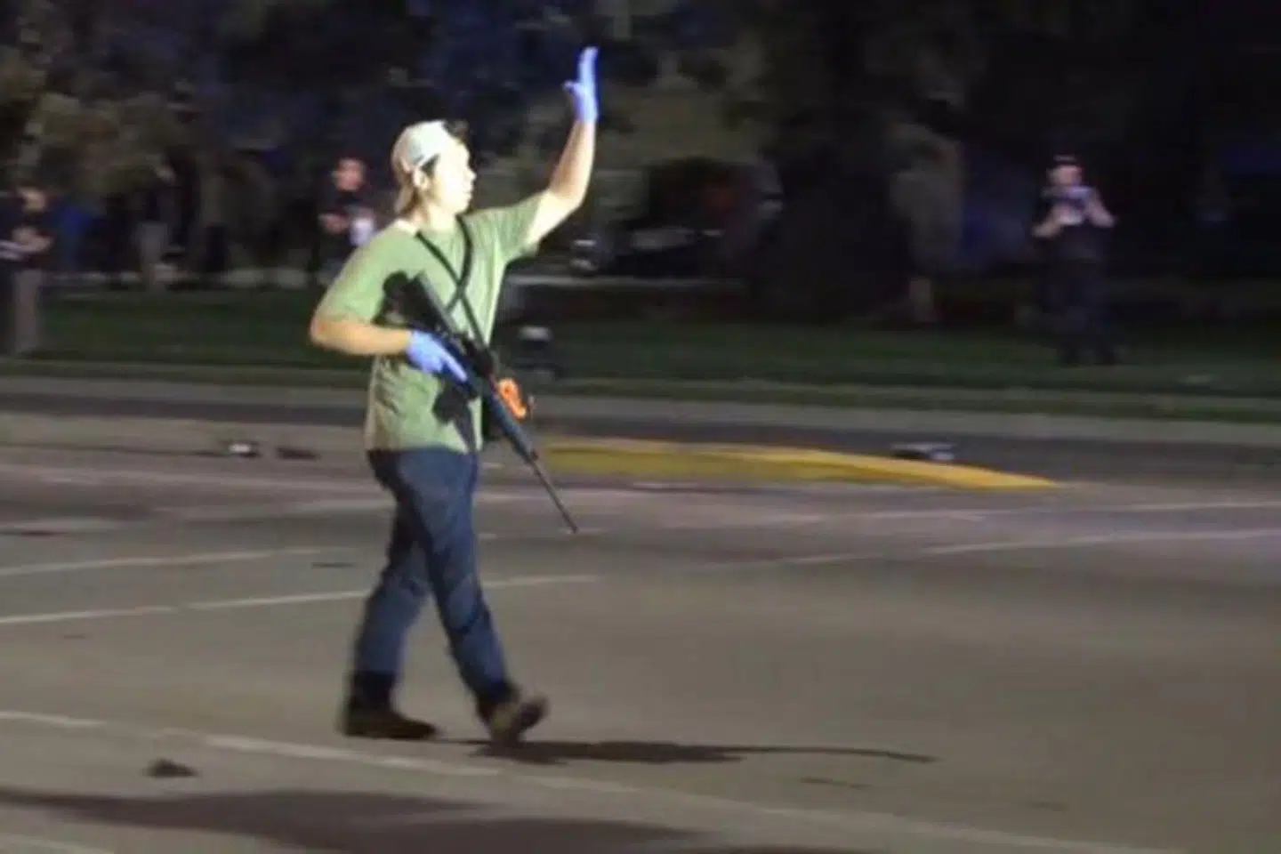 En svært bevæbnet Kyle Rittenhouse på gaden i Wisconsin.