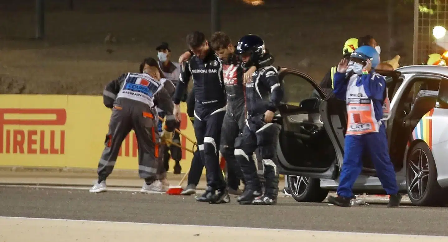 Romain Grosjean føres væk fra ulykkesstedet.