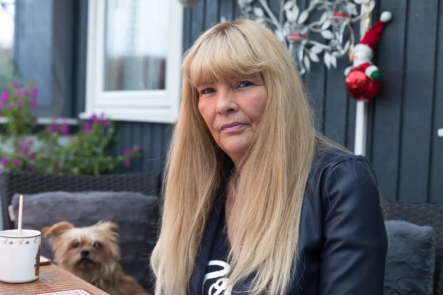 Dunja Fogelberg Hansen med sin paryk til 12.000 kroner. Foto: Jacob Crawfurd/Byrd