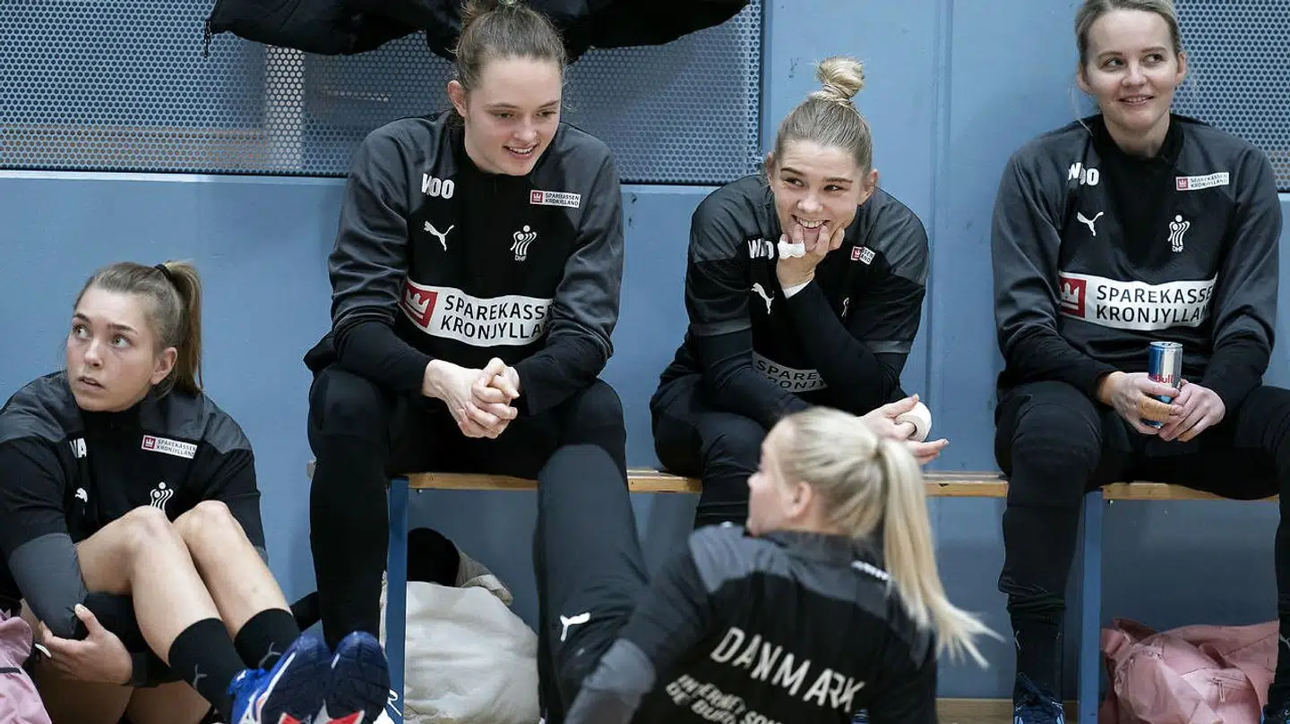 Landsholdet må gå ud, når de skal til træning og i kamp. Her bliver de hentet af busser og kørt direkte til hallen.