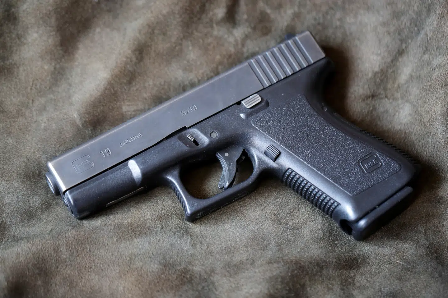 Forklædte politifolk afleverede i to omgange sidste år pistoler til mistænkte våbenhandlere. Det skete under efterforskningen af en sag, som nu behandles af et nævningeting i Retten i Horsens. Amerikansk, svensk og dansk politi har samarbejdet. De fem tiltalte, fire mænd og en kvinde, nægter sig skyldige. (Arkivfoto) Heinz-Peter Bader/Reuters