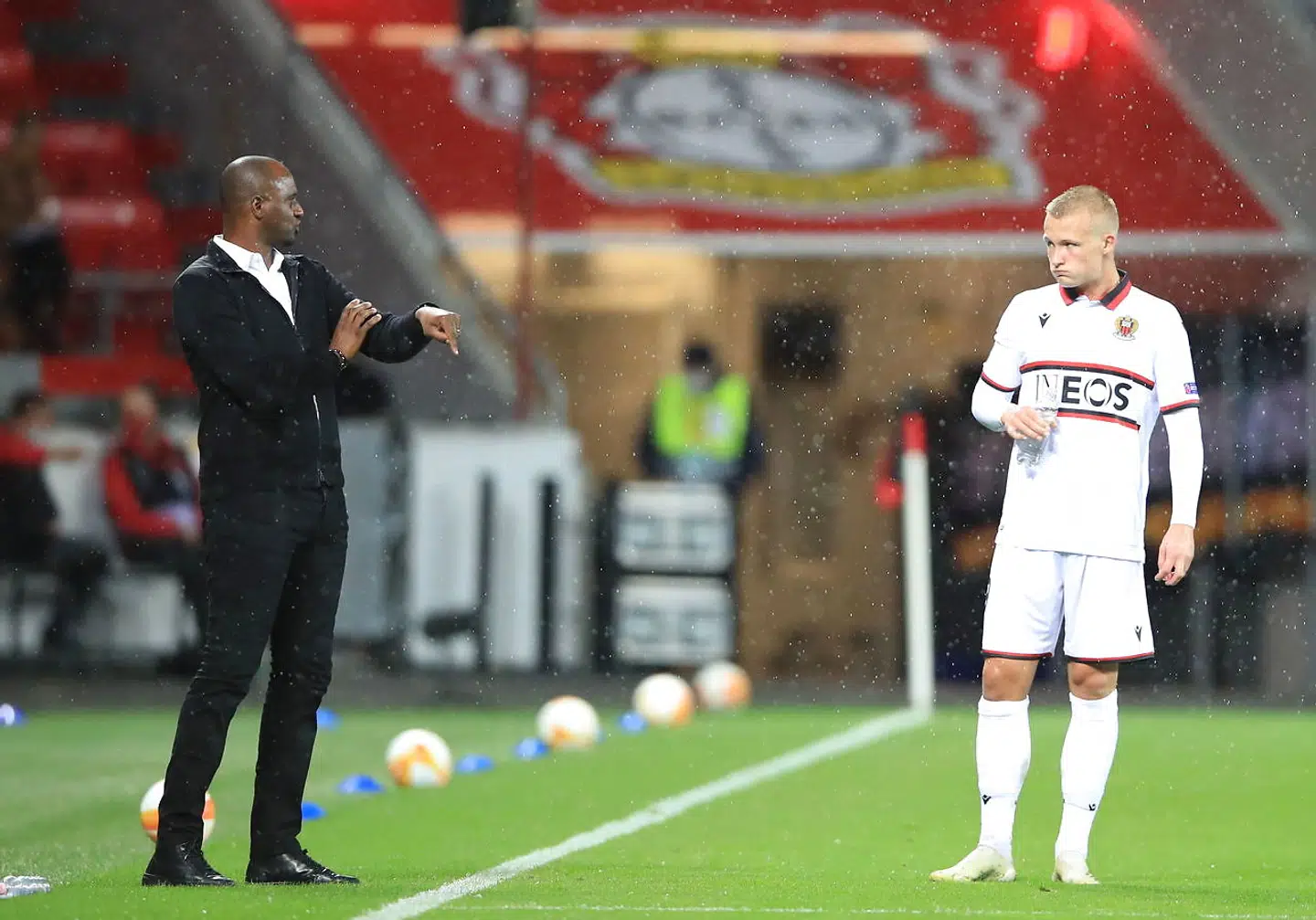 Kasper Dolberg får anvisninger af Patrick Vieira i kampen mod Bayer Leverkusen i oktober. Nu er træneren blevet fyret.