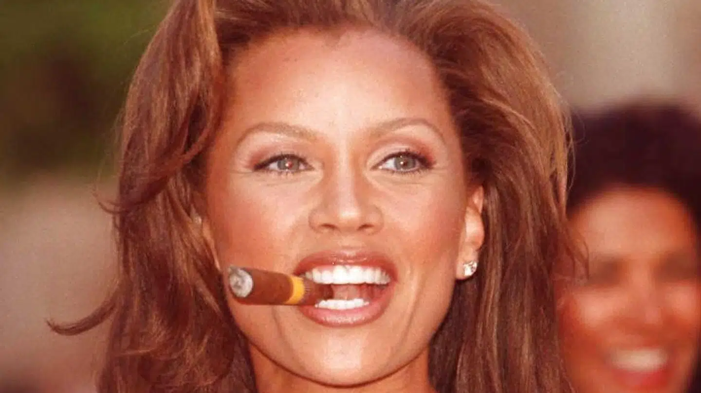 Vanessa Williams fortæller, hvordan hun modtog dødstrusler på grund af sin hudfarve.