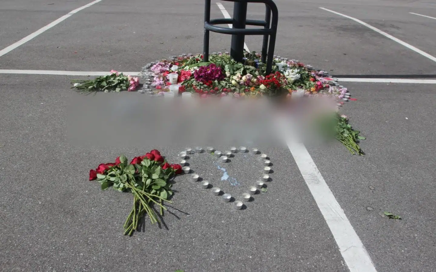 Der blev efterfølgende lagt blomster på parkeringspladsen ved skateparken, hvor en 18-årig dreng mistede livet i april. B.T. har valgt at sløre den unge mands navn af hensyn til de pårørende.