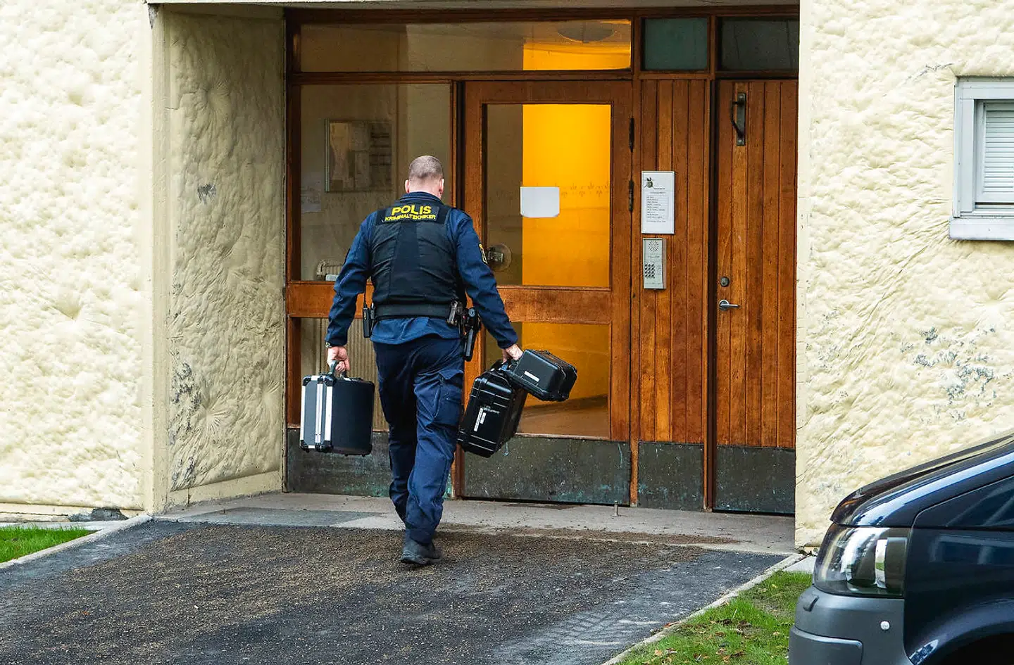 STOCKHOLM 20201201 Polisens tekniker under söker en bostad i Haninge. I söndags kväll hittades en man i 40-årsåldern i en lägenhet i Haninge kommun i Stockholm. Han misstänks ha hållits instängd i 28 år av sin mamma, Foto: Claudio Bresciani / TT / Kod 10090. (Foto: 10090 Claudio Bresciani / TT/Ritzau Scanpix)