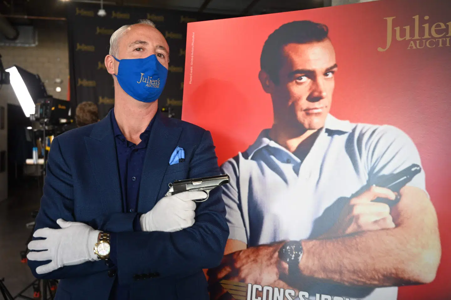 Martin Nolan, der er direktør for auktionshuset Julien's Auctions, viser den pistol, Sean Connery brugte i den allerførste Bond-film. Pistolen blev torsdag solgt for cirka 1,6 millioner kroner. (Arkivfoto) Robyn Beck/Ritzau Scanpix