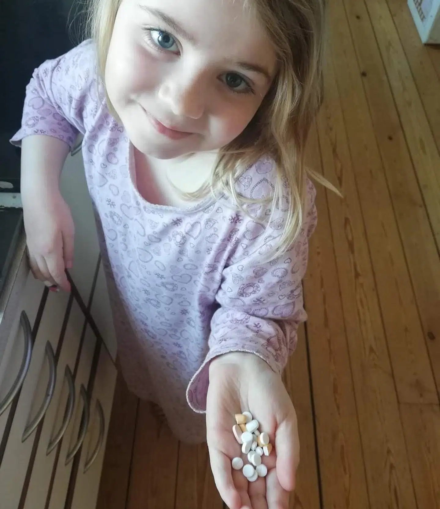 Her står Johanne med nogle af alle de piller, hun hver dag tager for at holde sygdommen nede