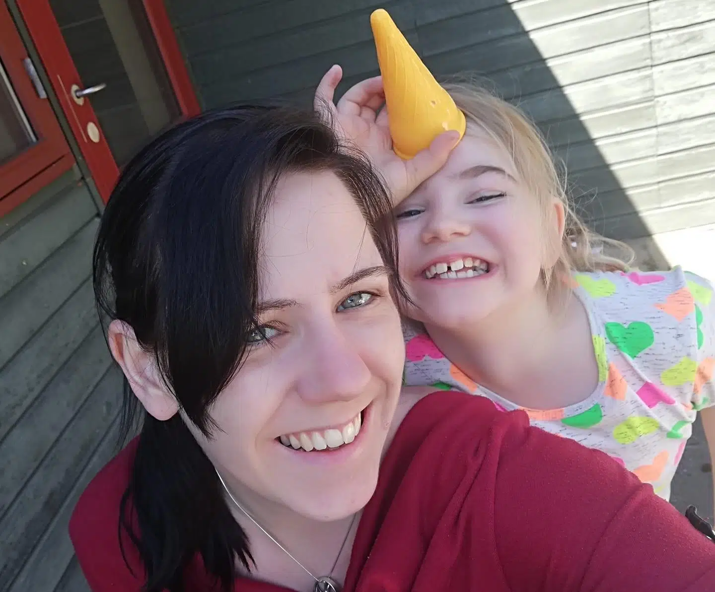 Johanne og hendes mor Anja sammen. Desuden har Johanne sin far Dennis, en 12-årige bonusbror og en 10-årig søster.