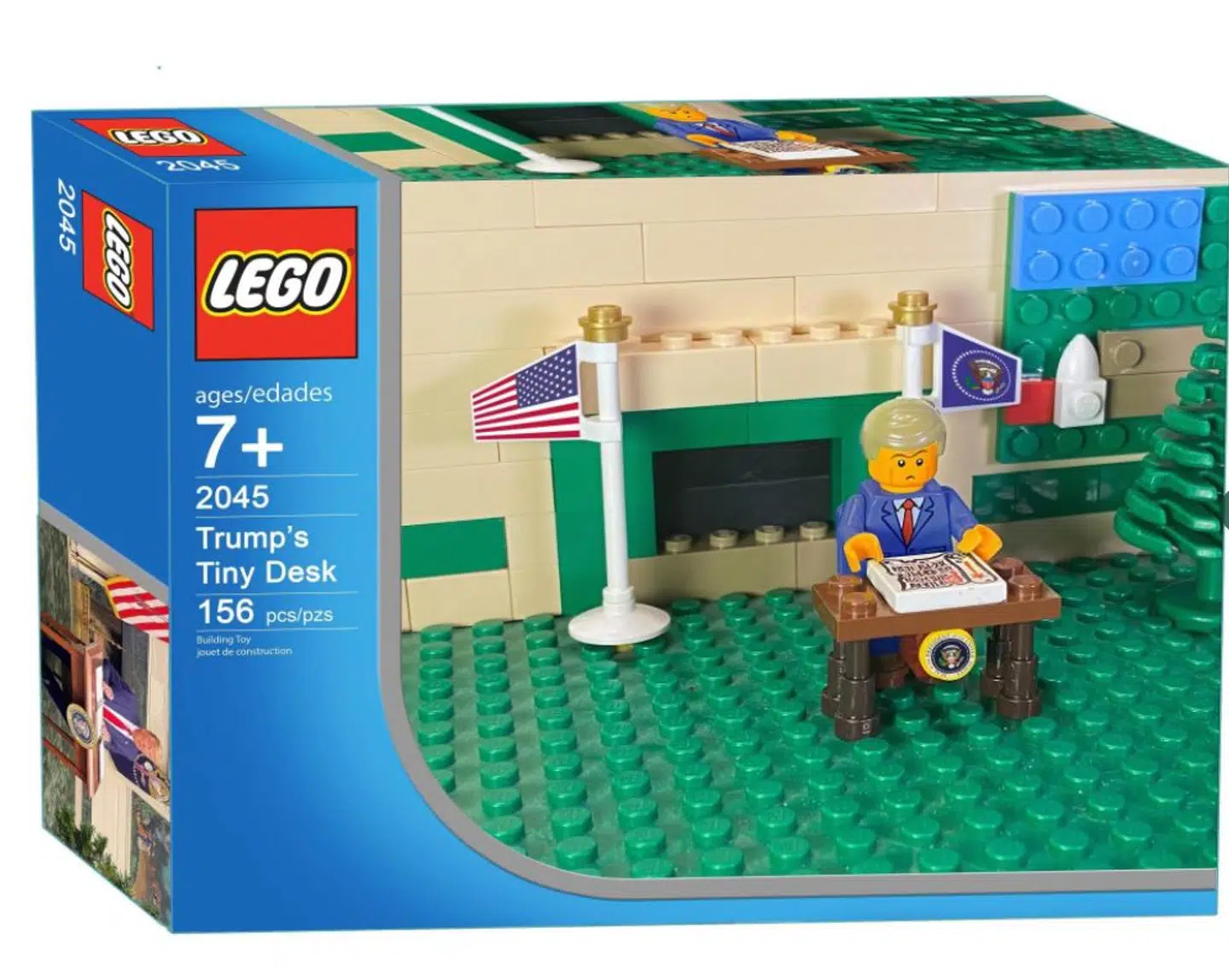 Trump med sit lille skrivebord i Lego.