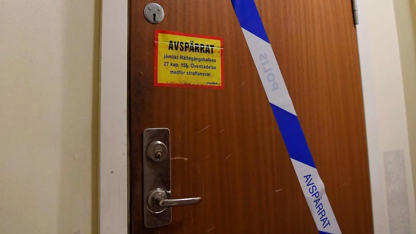 Bag denne dør levede mor og søn stort set afsondret fra det øvrige samfund i 28 år. Nu er moderen ikke længere mistænkt i sagen.