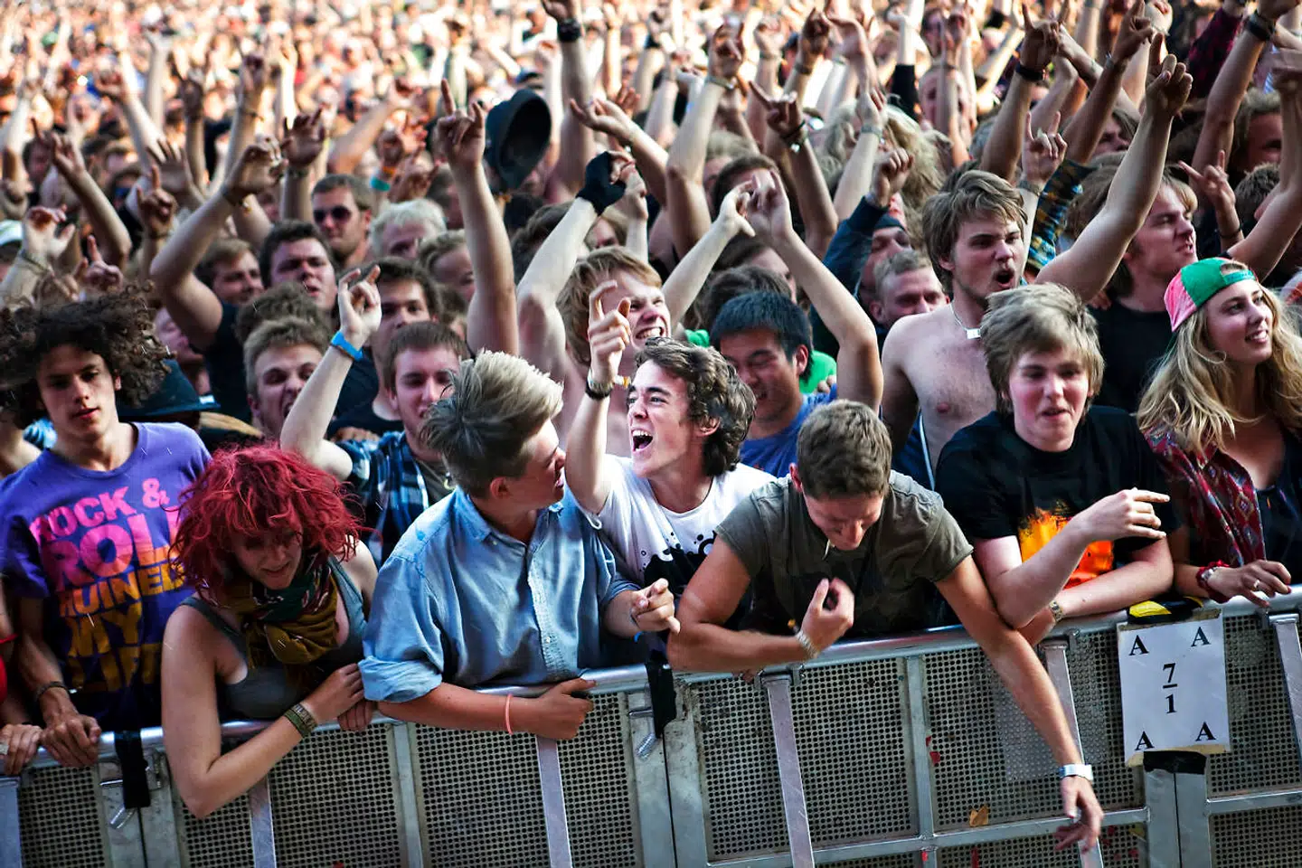 Med coronasituationen, som den ser ud i dag, virker det næsten utænkeligt at stå så mange og så tæt samlet, alligevel tror Roskilde Festival på, at en snarlig vaccine kan bane vejen for en dansk sommer med festivaler.