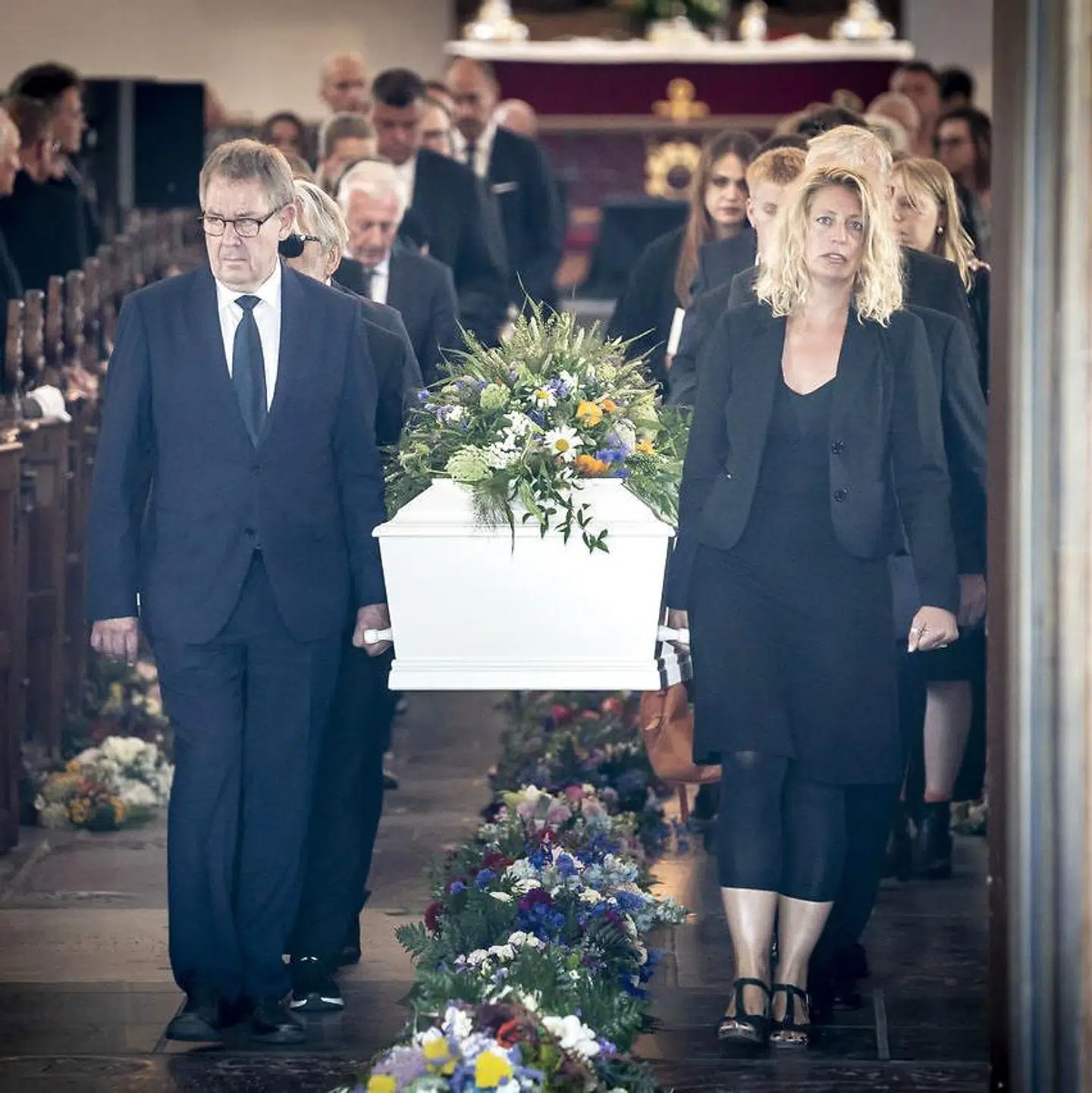 Poul Nyrup Rasmussen og blandt andre Morten Østergaard fra Radikale Venstre og Lone Dybkjærs datter Mette Dybkjær bærer kisten ud efter bisættelsen af Lone Dybkjær fra Holmens Kirke i København, tirsdag den 28. juli 2020.