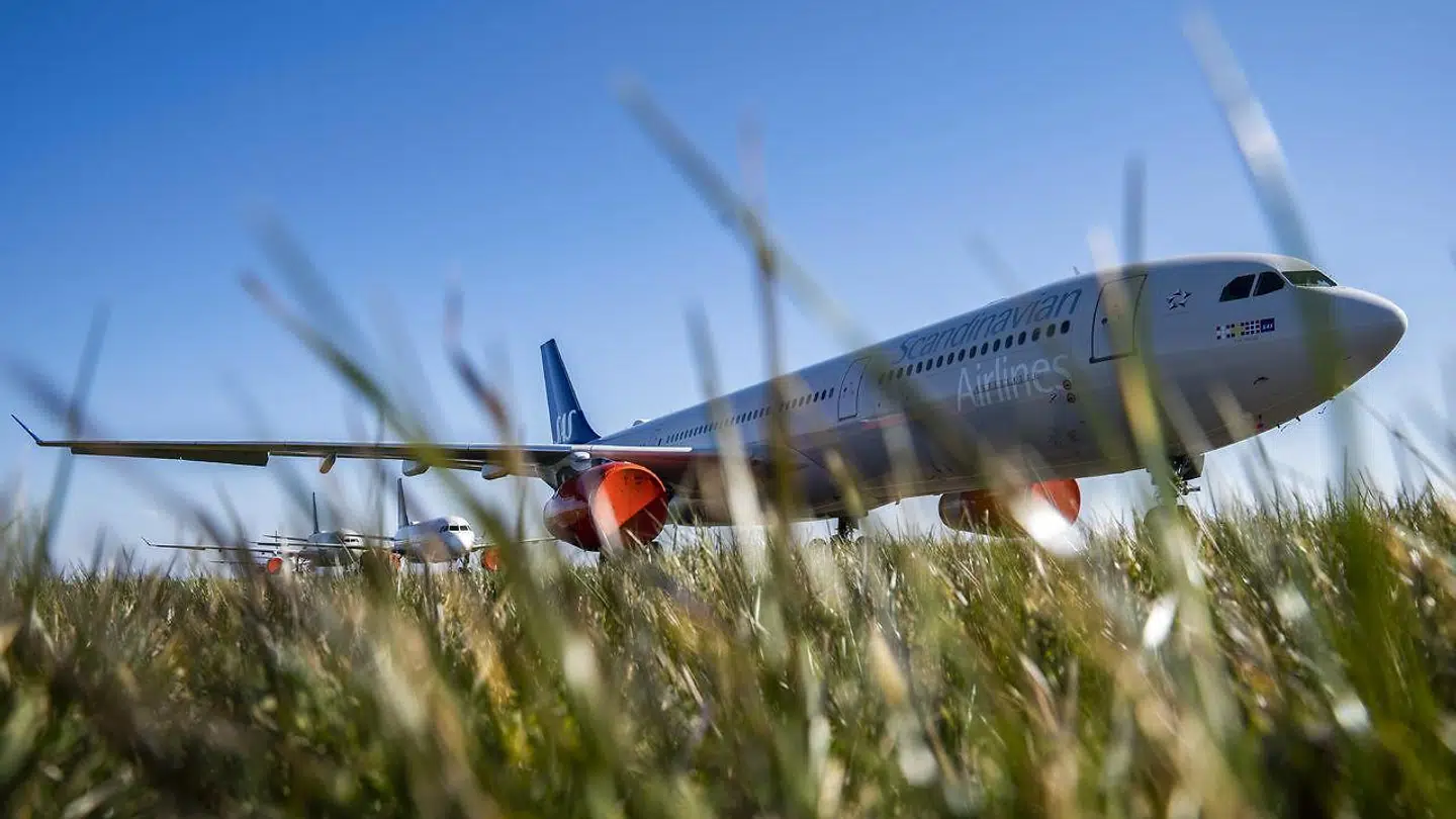 (ARKIV) Københavns lufthavn ligger næsten øde hen flyene står parkeret på rækker på landingsbanerne. SAS præsenterer nu et rekordringe regnskab - forårsaget af coronavirussen. (Foto: Martin Sylvest/Ritzau Scanpix)