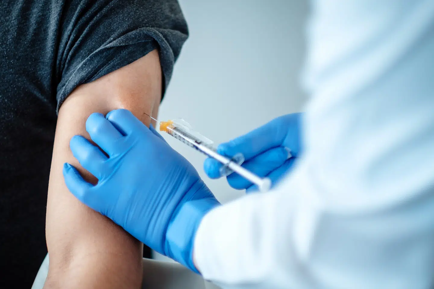Medicinalselskaberne Pfizer og Biontech har onsdag fået en midlertidig nødgodkendelse af deres coronavaccine i Storbritannien, der vil begynde at vaccinere i næste uge. Biontech Se 2020, All Rights Res/Reuters