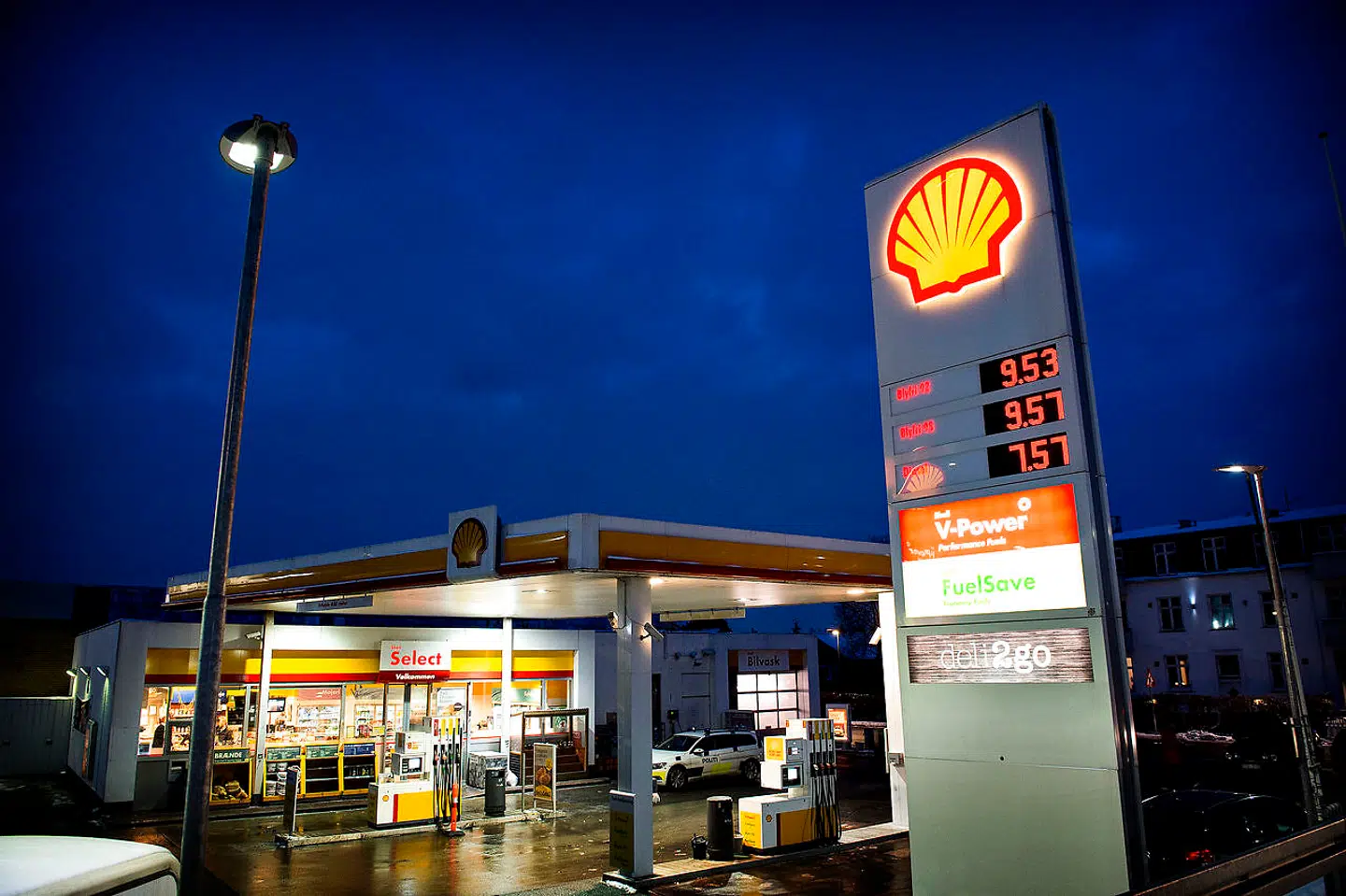 De lave oliepriser giver billig benzin og dielse, som her på Shell tankstation i Københavnsområdet mandag aften d. 18. januar 2016. Nu og her er det især forbrugere, der kan nyde godt af den lave oliepris. Den betyder nemlig, at prisen er lavere, når der for eksempel skal tankes benzin på bilen, eller fyldes op i oliefyret. (Foto: Nils Meilvang/Scanpix 2016)
