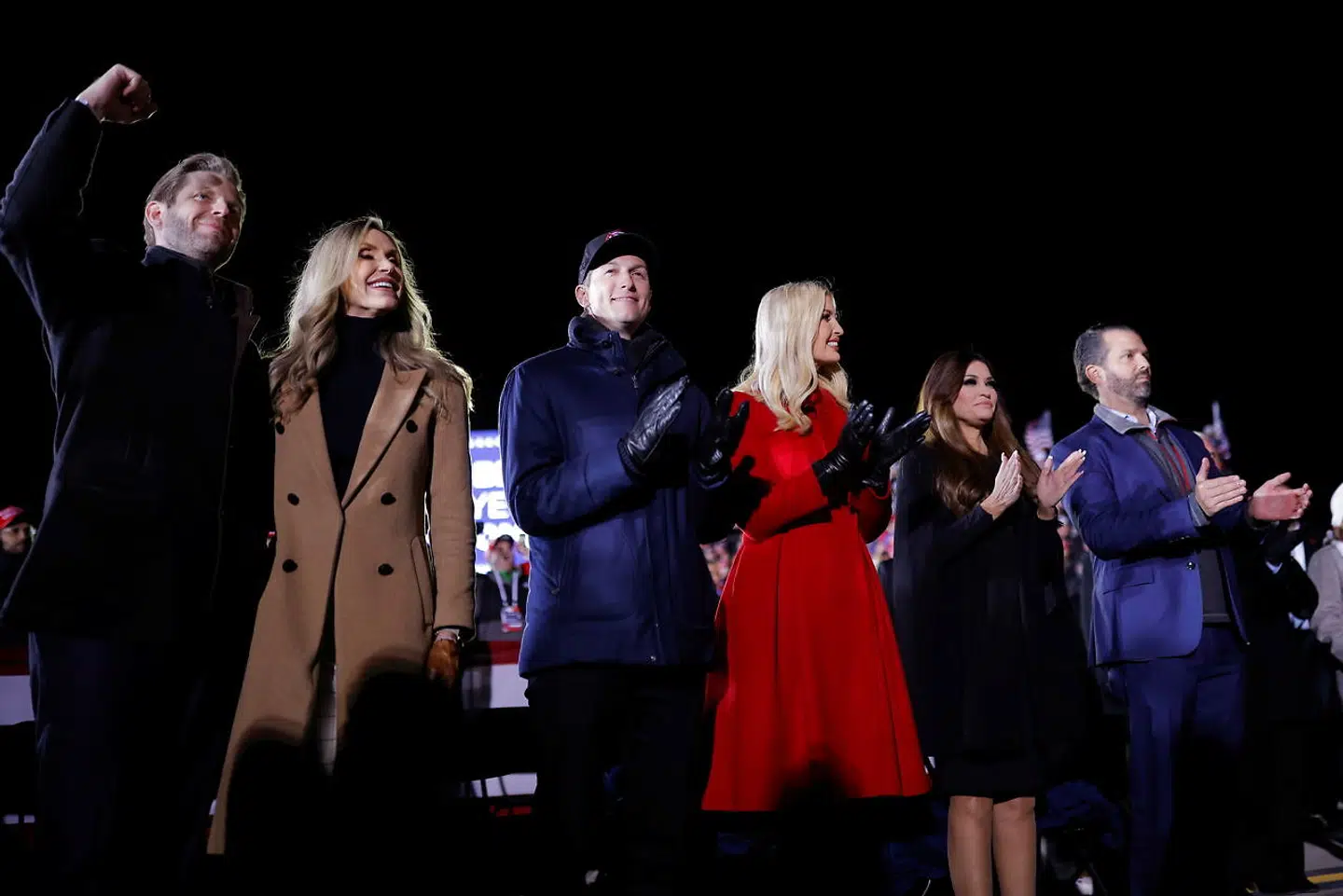 Trumps ældste børn og deres ægtefæller. Fra venstre Eric Trump med hustruen Lara Trump, svigersønnen Jared Kushner og datteren Ivanka Trump og Trumps ældst søn, Donald Trump Jr. med sin kæreste, Kimberly Guilfoyle. (Arkivfoto)
