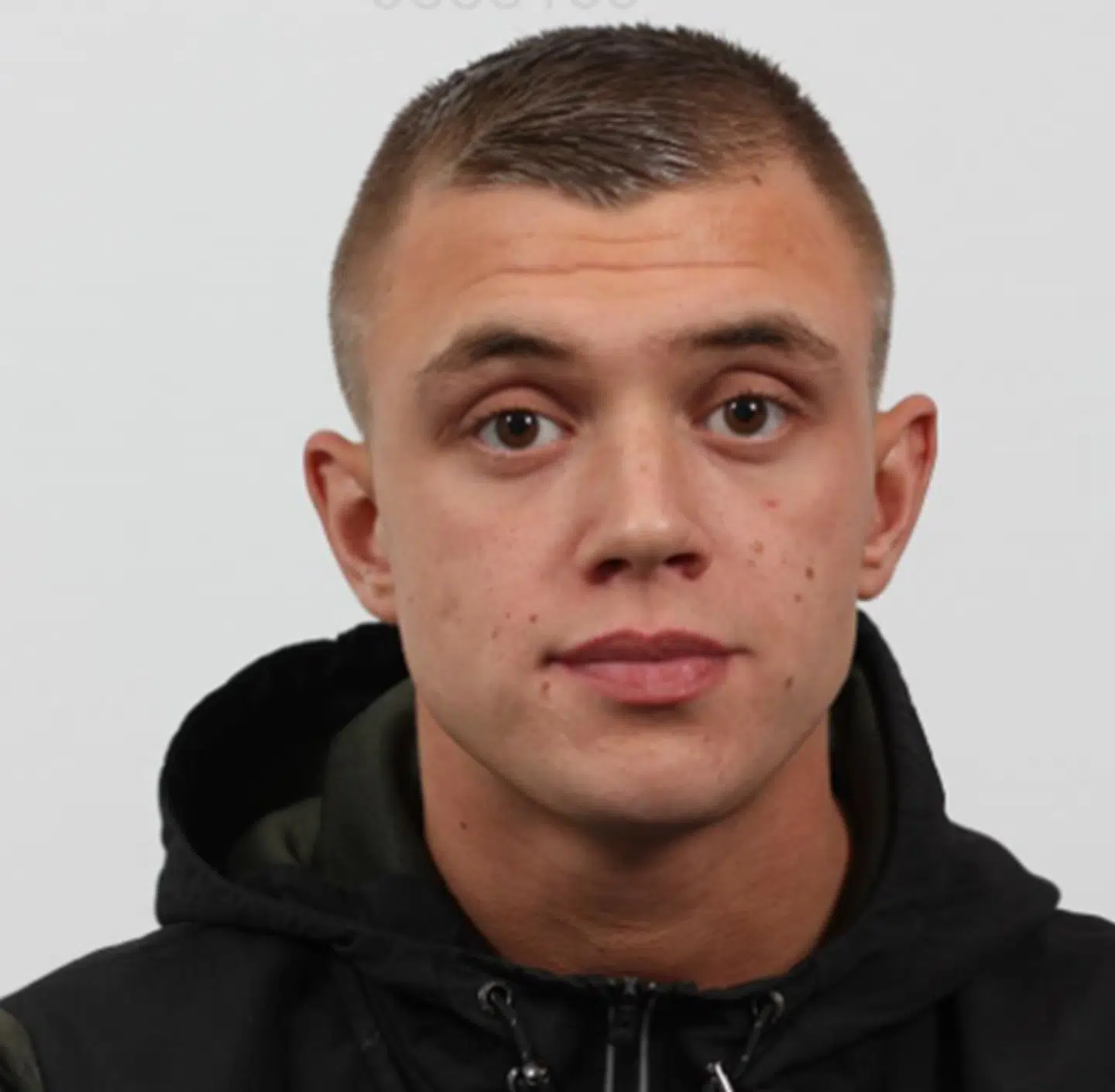 Her ses et tidligere billede af den efterlyste mand.