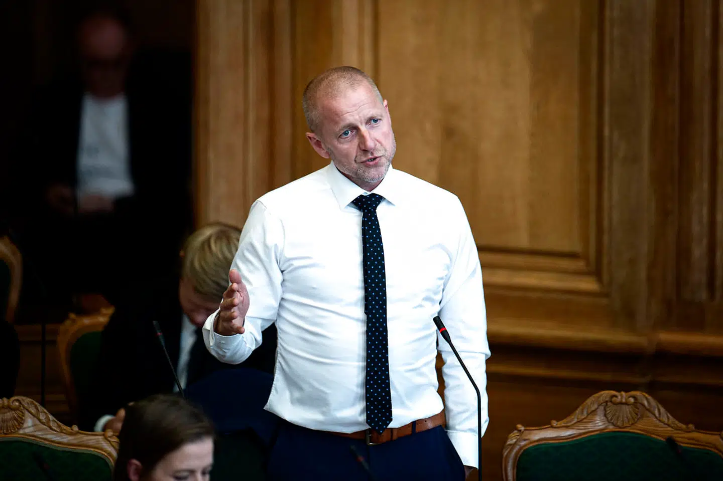 »Mette Frederiksen taler med to unger,« siger Venstres Martin Geertsen.