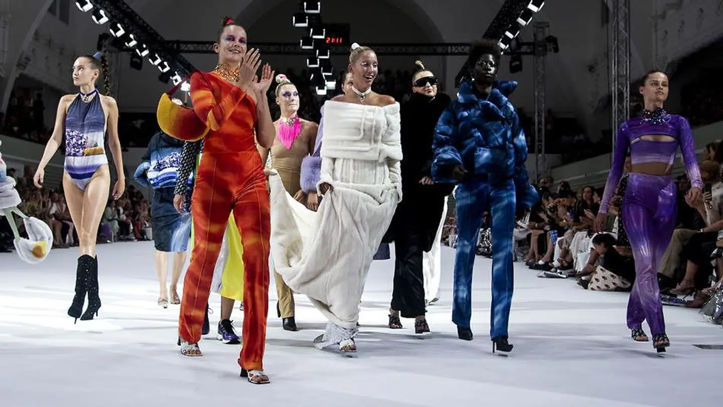 Ved modeugen i 2019 i København gik Maria-Olympia model for Saks Potts. Hun ses i den hvide kjole.