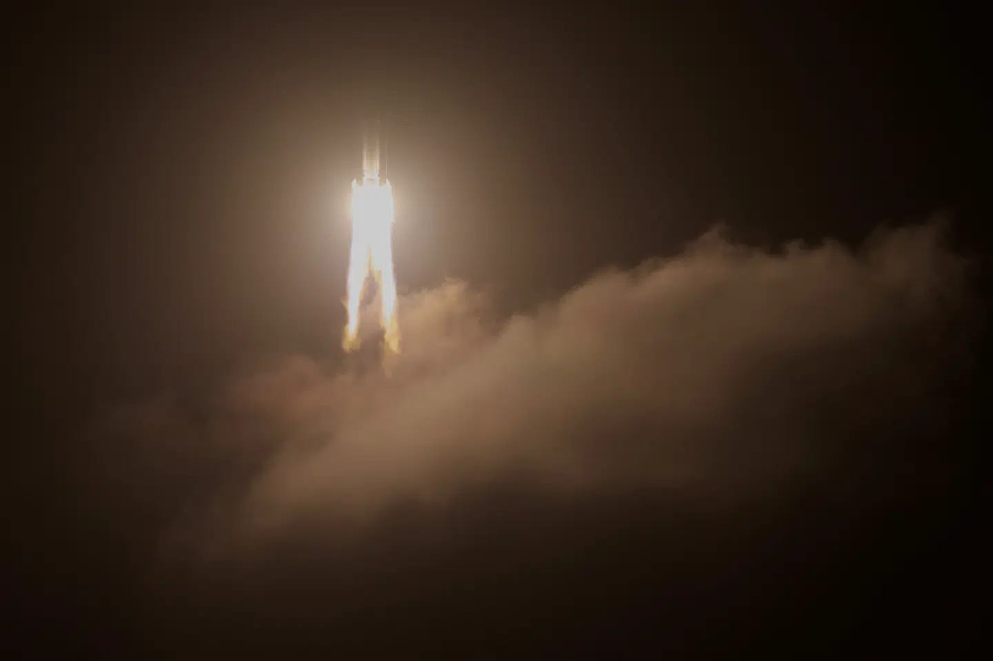 Robotfartøjet Chang'e 5 landede tirsdag på Månen, hvor den skal indsamle klippestyrker og støv og bringe dem til Jorden. Den blev sendt op med Den Lange March-5 Y5 roaket fra rumcenteret i Wenchang i Hainan provinsen for en uge siden. China Daily/Reuters