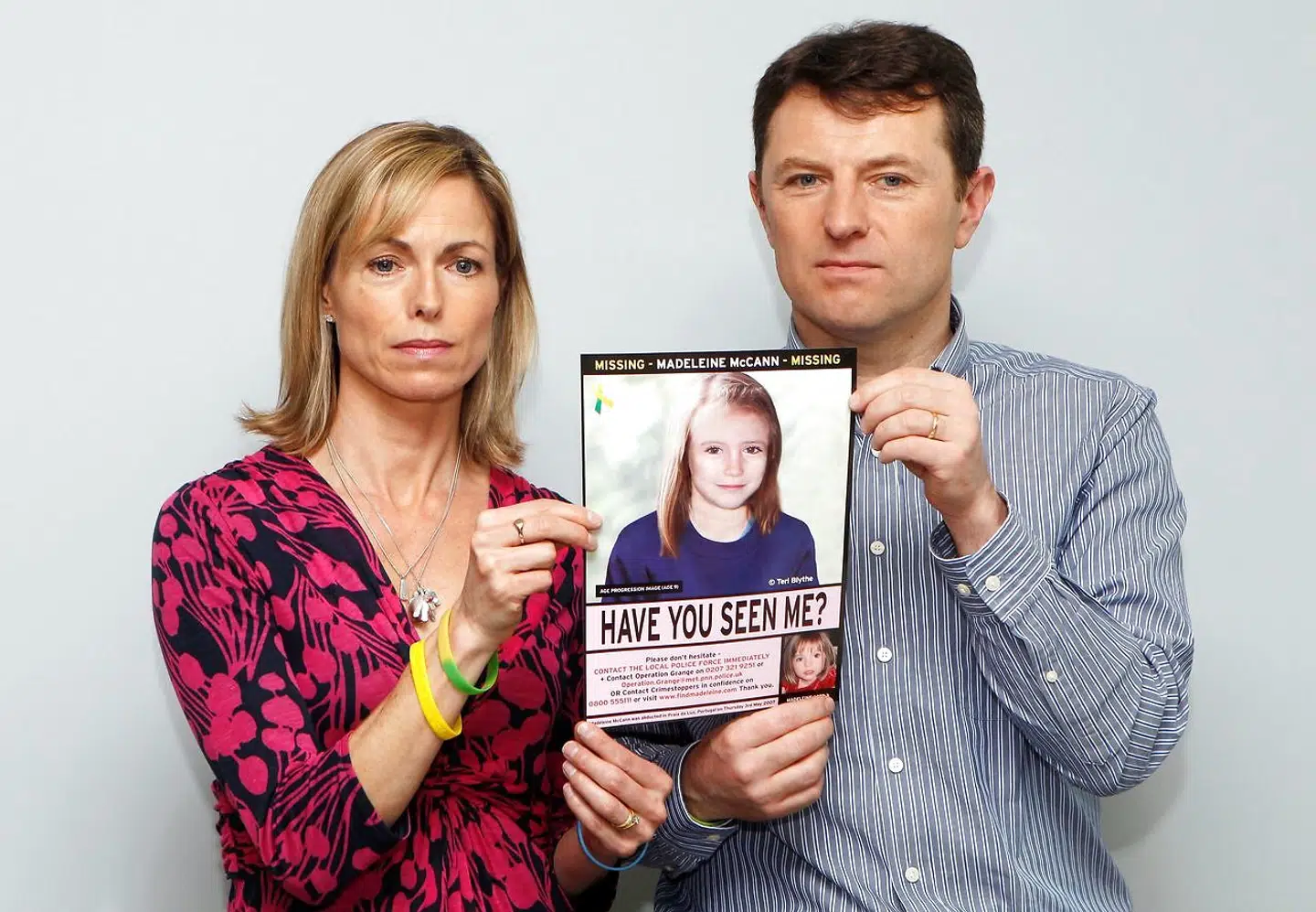 Madeleine McCanns forældre med et billede af hvordan Madeleine McCann kan se ud i dag.