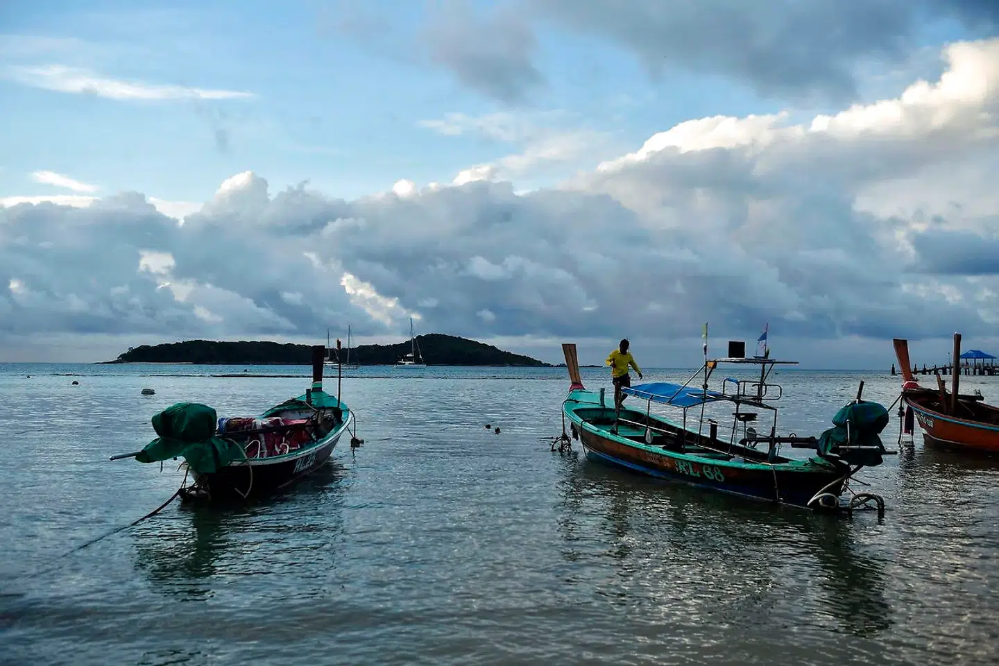 Fiskerbåde tilhørende søsigøjnerne Moken fra Rawai på sydspidsen af Phuket. De har under coronapandemien fået en velkommen pause fra turisterne, som ellers strømmer til øen.