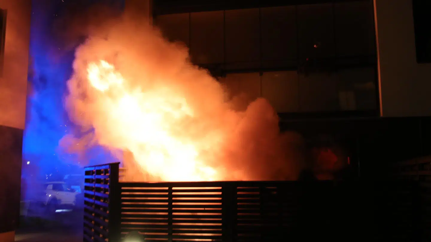 En voldsom brand brød natten til tirsdag ud i en lejlighed i Ishøj.