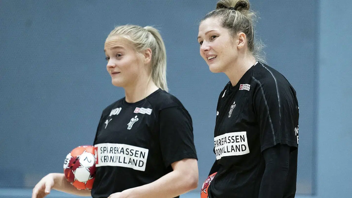 Rikke Iversen (th), Lærke Nolsøe og resten af landsholdet skal snart til EM i håndbold.