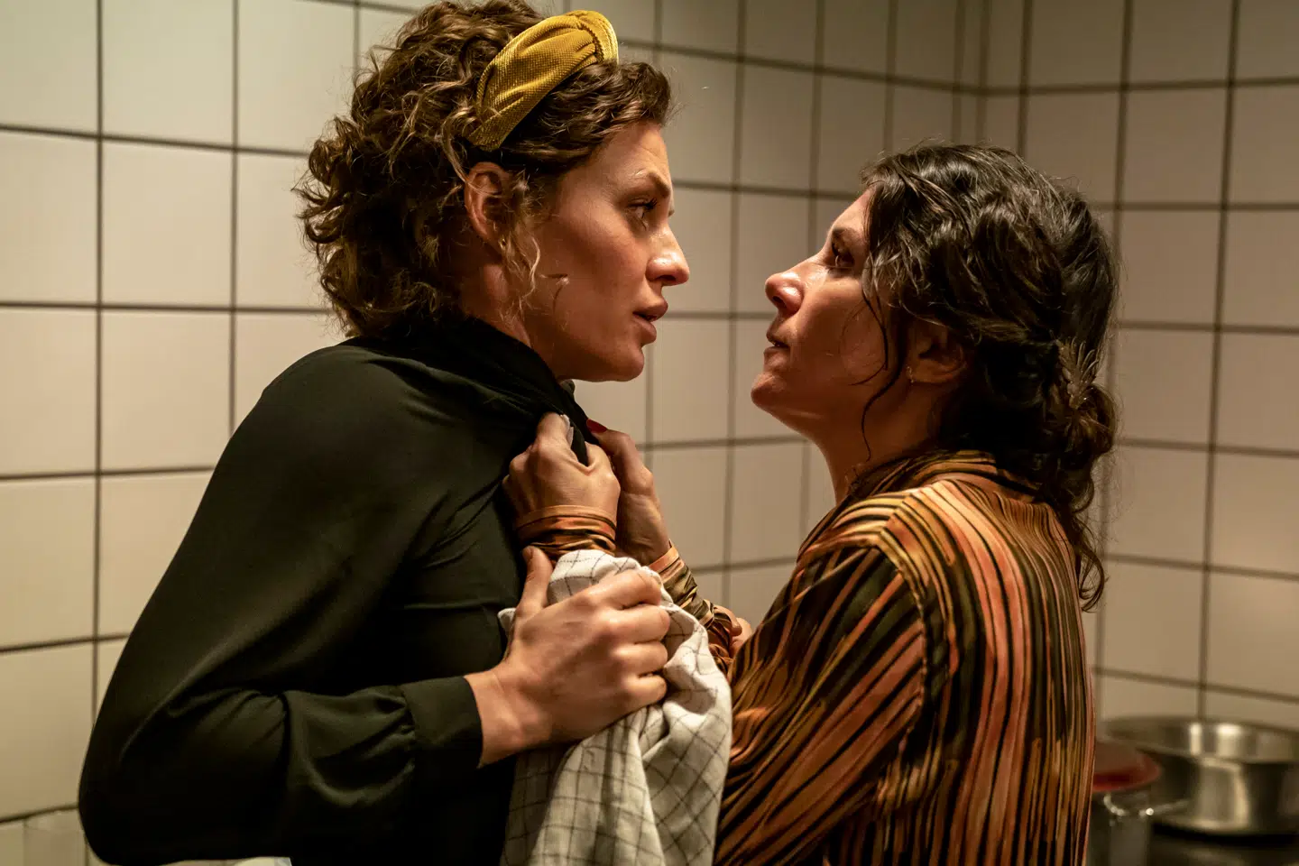 Sarah Grünewald i rollen som Maya i den nye danske film 'Lille sommerfugl. Her ses hun sammen med Mia Lyhne.
