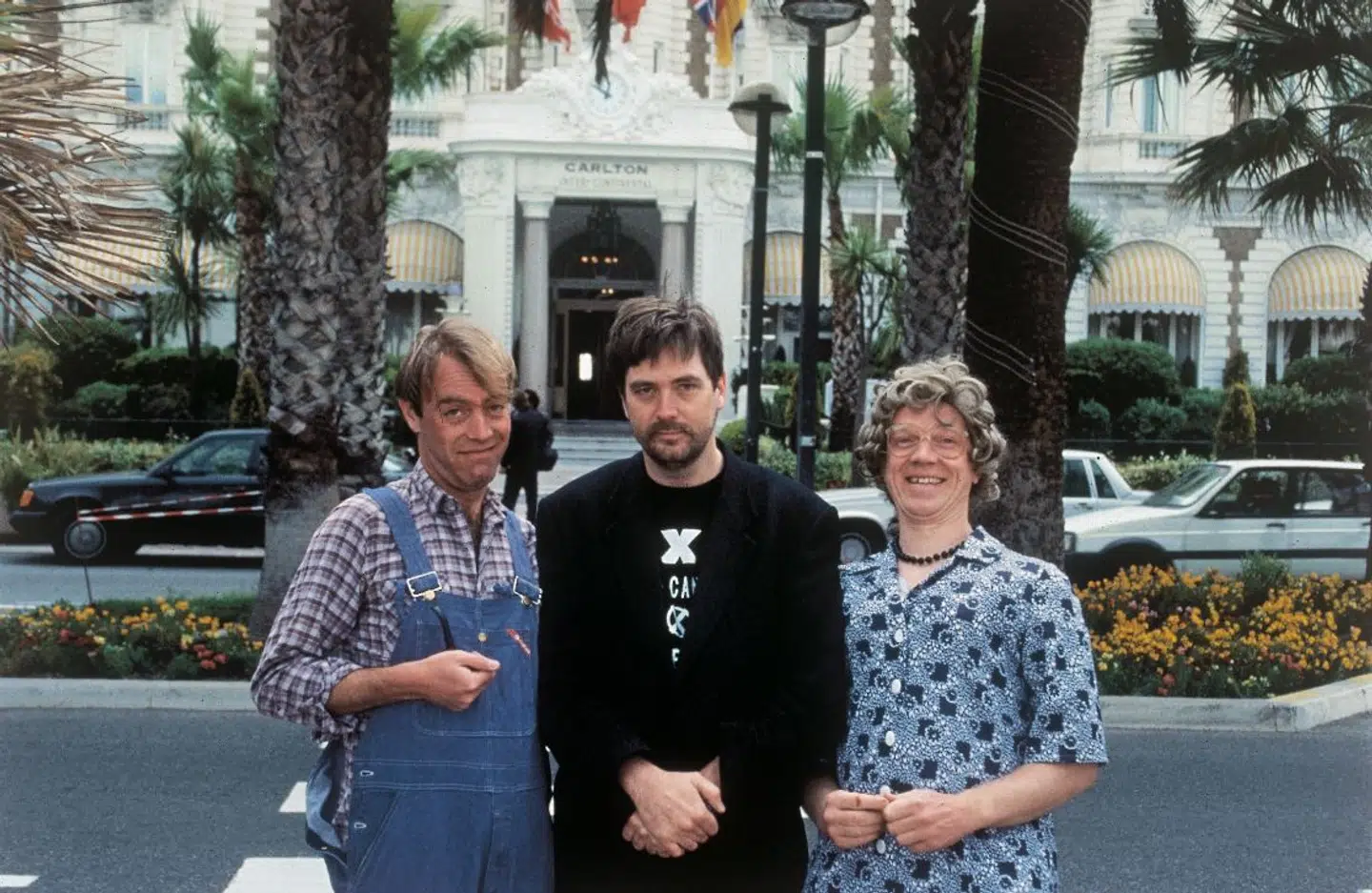 Hans Erik Saks sammen med Oluf og Gertrud Sand ved filmfestivalen i Cannes, hvor de elskede 'The julekalender'-karakterer delte brochurer til filmfolk fra verden over.