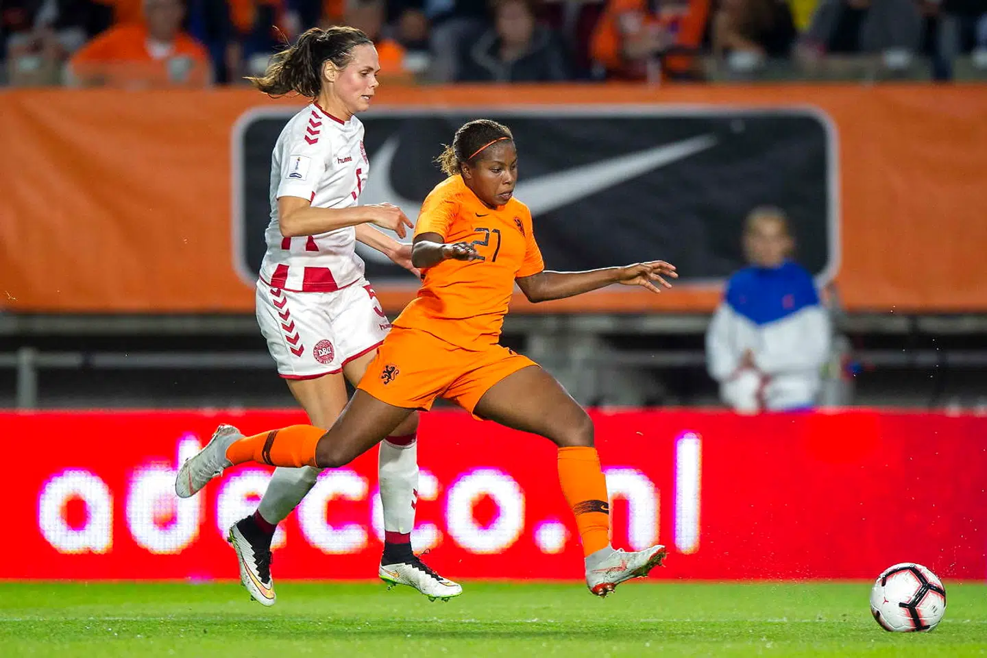 Simone Boye i kamp for det danske landshold.