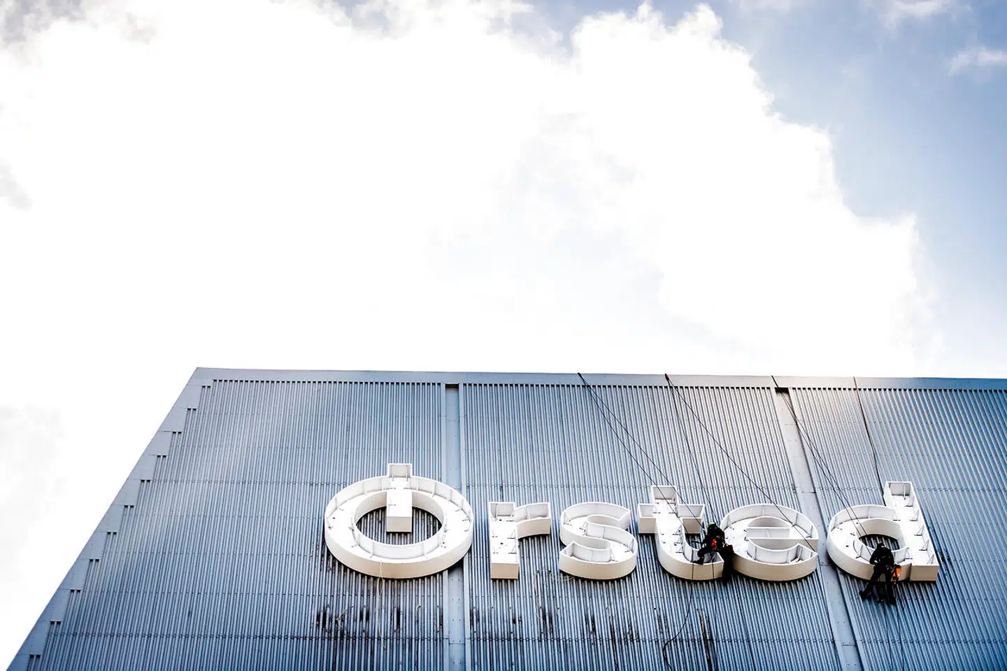 (ARKIV) Dong Energy skifter navn til Ørsted og det betyder, at det store Dong Energy skilt på Avedøreværket er skiftet ud med et Ørsted skilt med hjælp fra tidligere Jægersoldater, som hænger på Avedøreværket og sætter de sidste dele på det store skilt fredag den 3. november 2017. Energiselskabet Ørsted skruer ned for forventningerne til fremtiden og taber milliarder i værdi på børsen. Det skriver Ritzau, tirsdag den 29. oktober 2019.. (Foto: Mads Claus Rasmussen/Ritzau Scanpix)