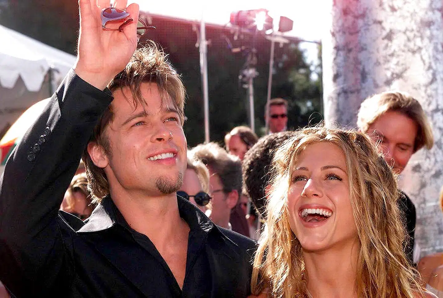 Brad Pitt og Jennifer Aniston i 1999, hvor de første gang står offentligt frem som kærester.