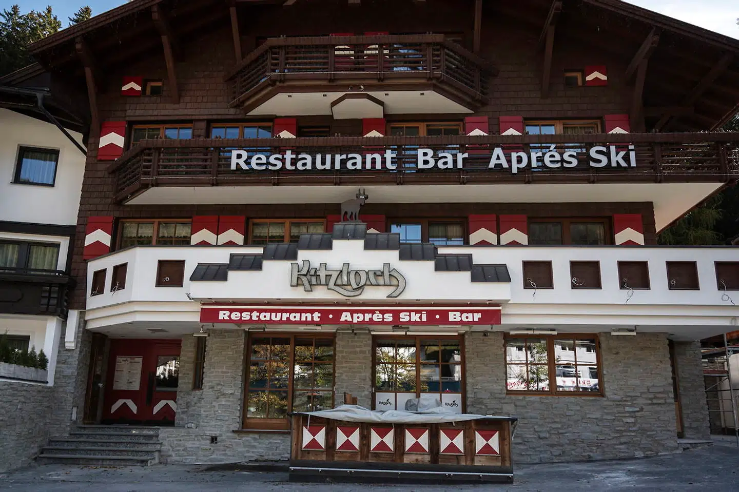 Der bliver ikke afterski, som man kender det i Tyrol. I stedet for at stå på bordene skal du i år sidde ved bordene for at få serveret alkohol.
