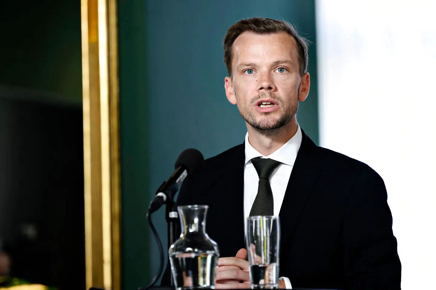 (ARKIV) Beskæftigelsesminister Peter Hummelgaard (S), da finansministeren, erhvervsministeren, beskæftigelsesministeren og kulturministeren afholder pressemøde om økonomien omkring de skærpede corona-restriktioner i Finansministeriet i København 24. oktober 2020. For at undgå flere fyringsrunder under coronakrisen blev regeringen og arbejdsmarkedets parter enige om at oprette jobdelingsordning. Nu er den forlænget et år. Det skriver Ritzau 27. november 2020. (Foto: Philip Davali/Ritzau Scanpix)