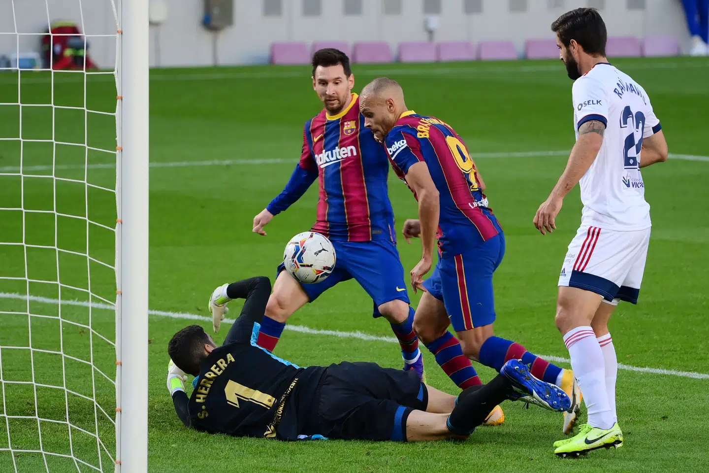 Martin Braithwaite er hurtigere end Lionel Messi og kommer på måltavlen.