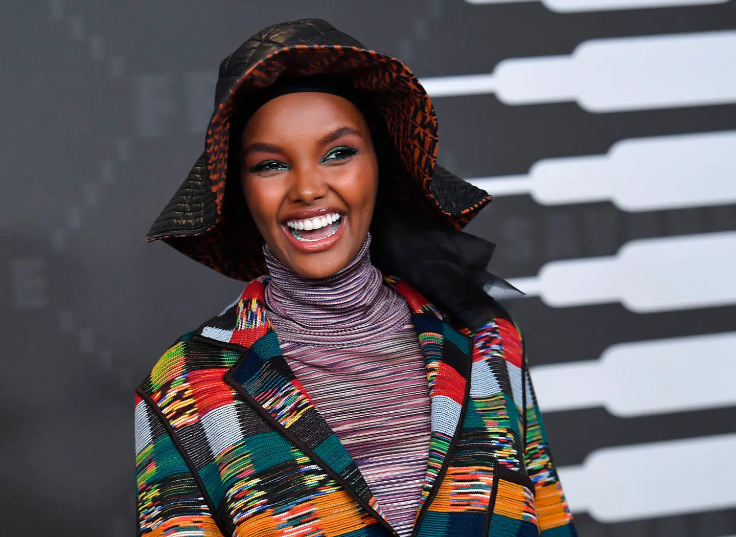 Halima Aden er på catwalken blevet bedt om at dække sit hår med andet end den muslimske hijab. Det vil hun ikke gøre igen. Foto. Angela Weiss / AFP